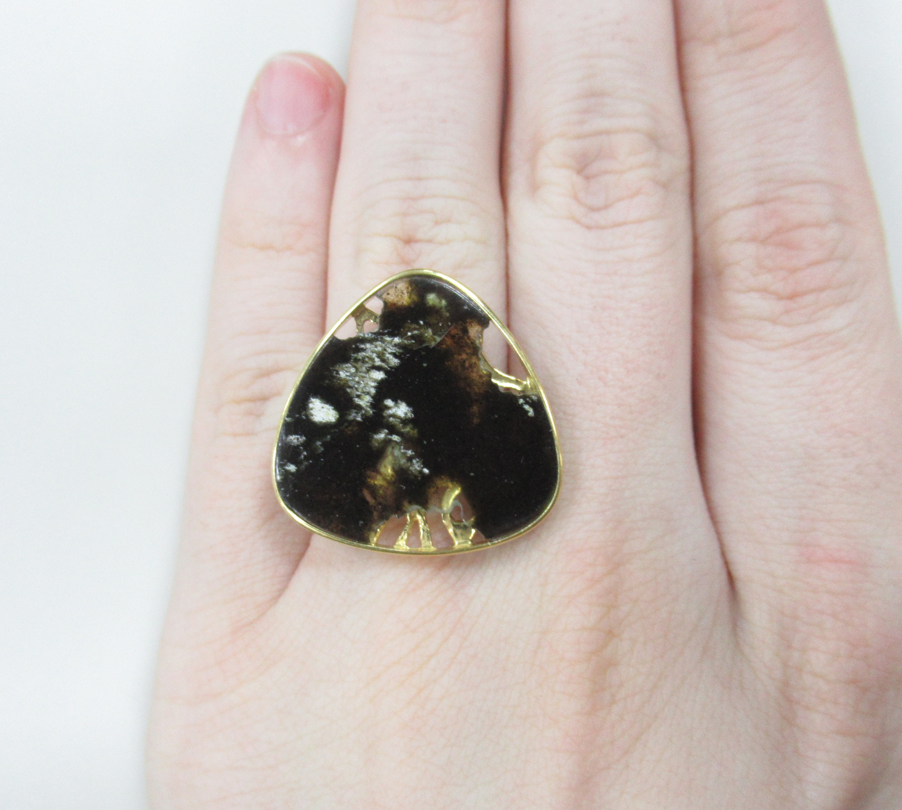 Серебряное незамкнутое кольцо с янтарем